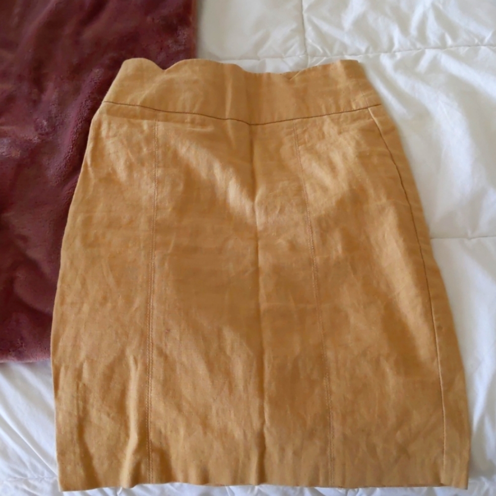 Pencil skirt with cute touches